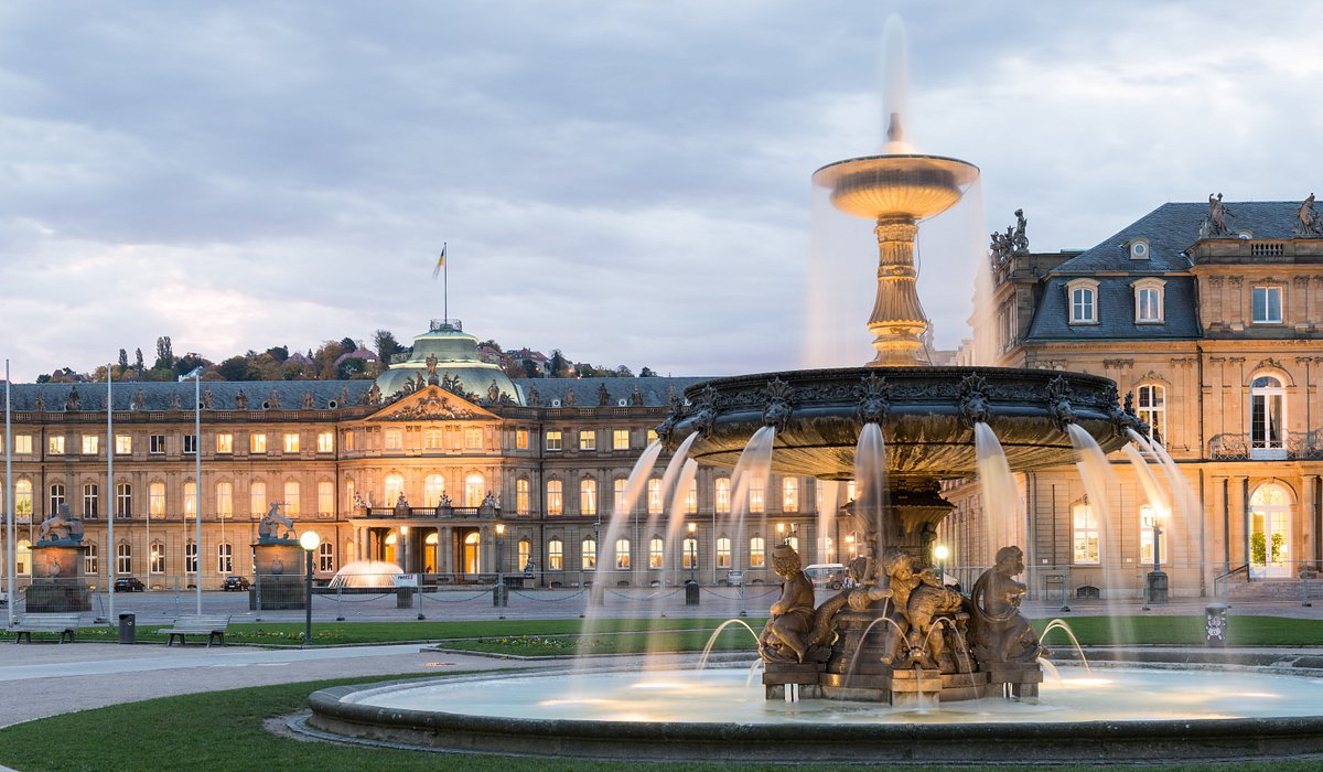 Muslimische Akademikerinnen und Unternehmer im Gespräch vor historischer Stuttgarter Architektur
